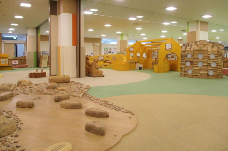 県産材を使用したオリジナルの木製おもちゃ・遊具のある遊び場