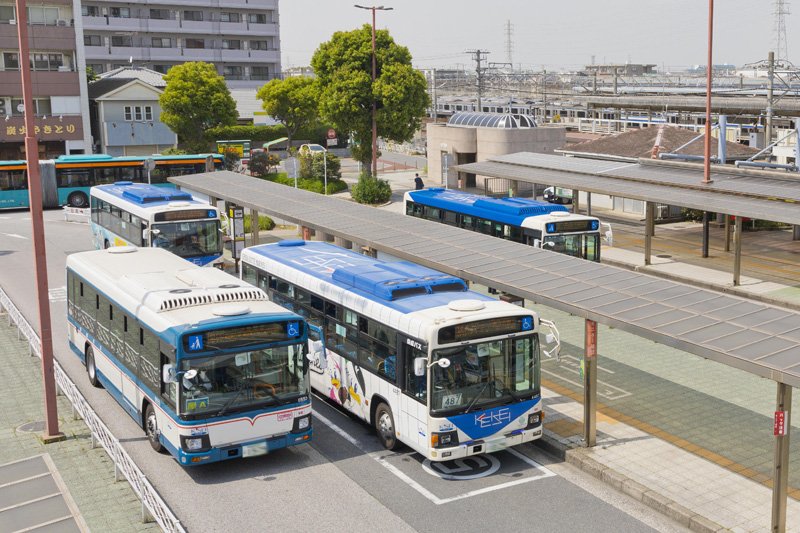 「幕張本郷」駅前に停まっていたバス。幕張本郷エリアはバス路線が発達している。