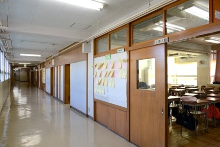 新宿区立牛込第二中学校　廊下