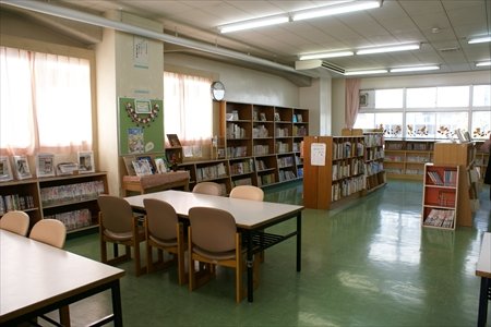 さいたま市立鈴谷小学校　図書室