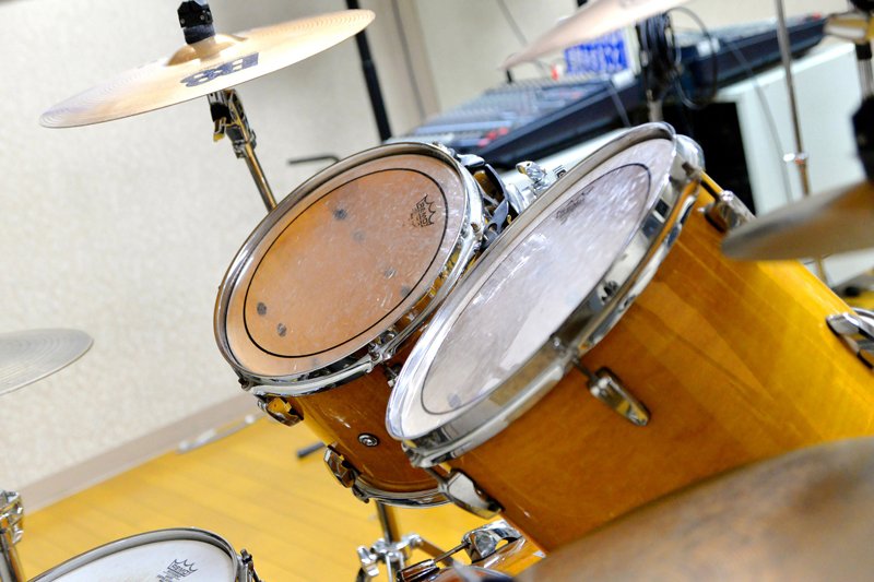 「防音スタジオ」にはドラムなど楽器も設置されている