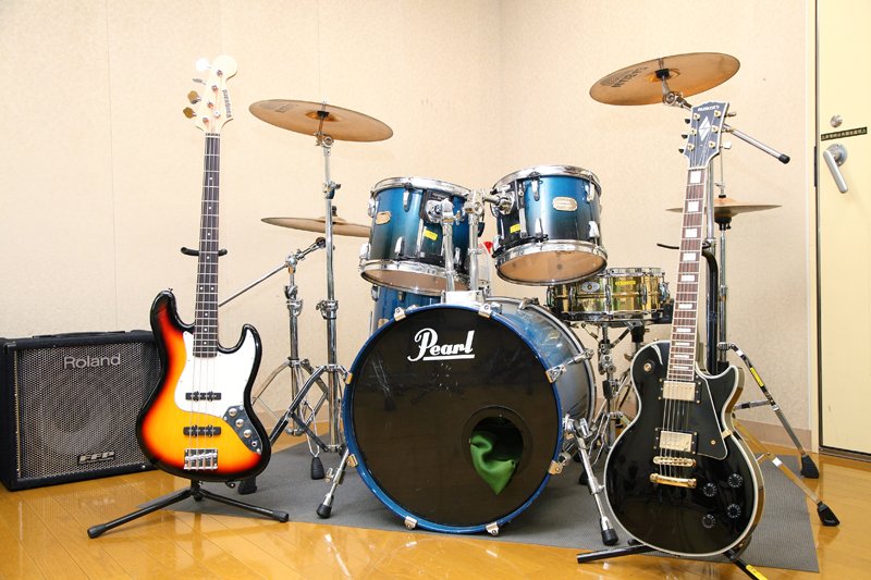 「音楽スタジオ」ではギターの貸し出しも可能。