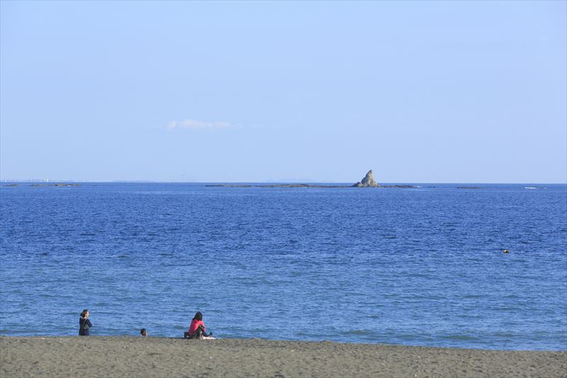 茅ヶ崎の海。先に見えるのはシンボル「えぼし岩」
