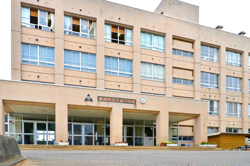 信濃川西岸に位置する「長岡市立大島中学校」