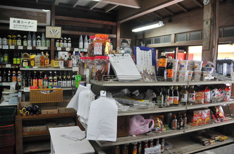 調味料や日用品も扱う昔ながらの酒屋「萬屋商店」