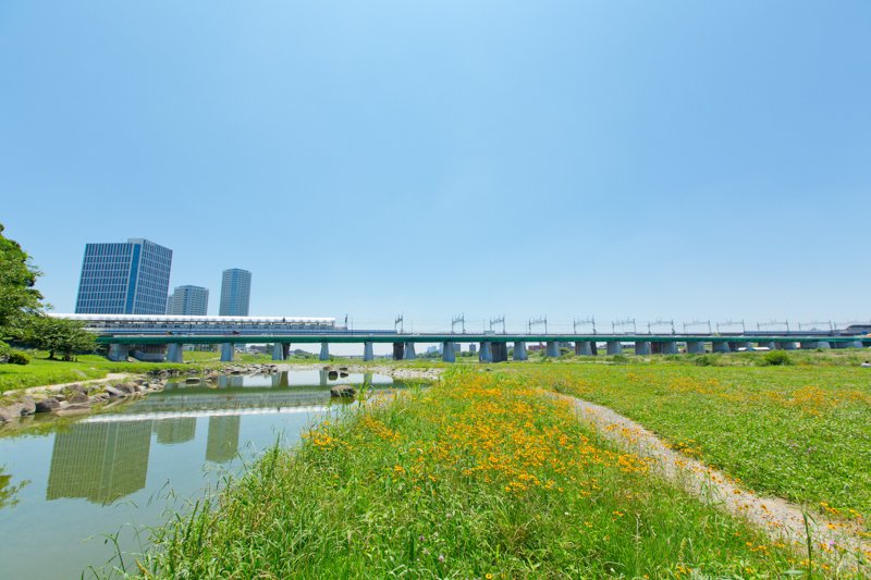 多摩川の自然と駅前の再開発地域
