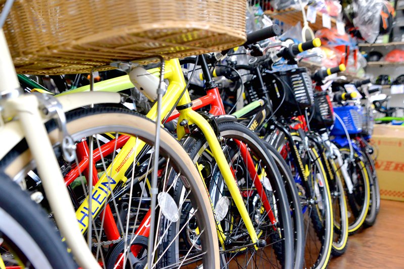 多数の自転車が展示販売されている