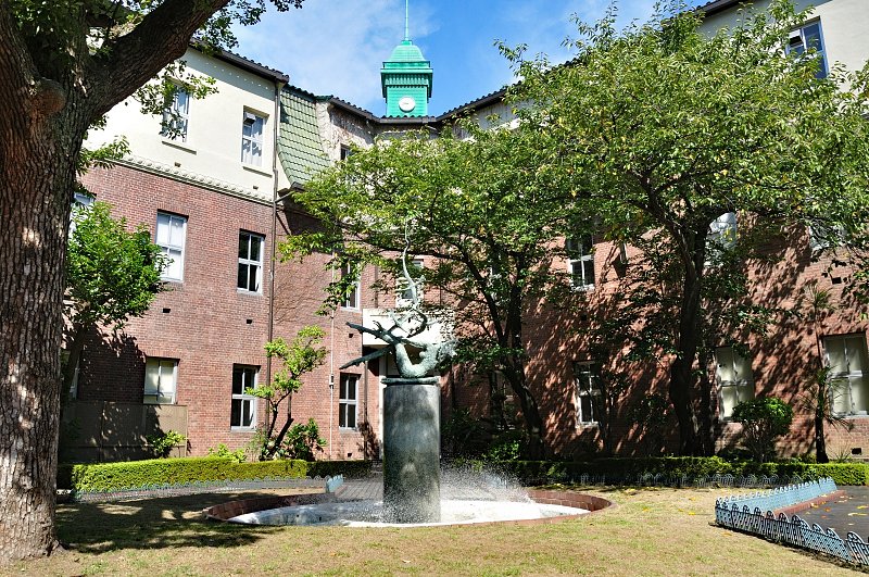 中庭の噴水に設置されているブロンズ像「夏の海」
