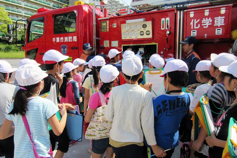 4年生の校外学習、消防署見学の様子