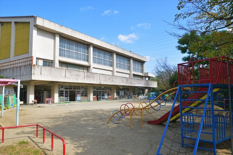 「吹田市立千里新田小学校」の敷地内に位置する