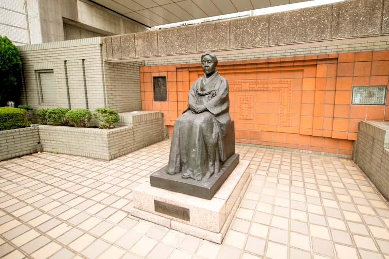 創立者・吉岡彌生の像