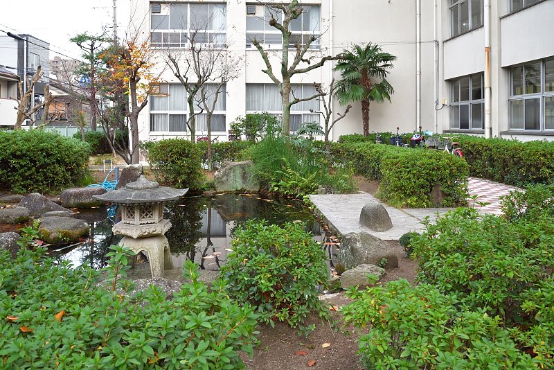 「大阪市立阪南小学校」の日本庭園