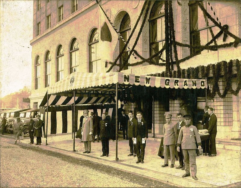 1927（昭和2）年12月1日、「ホテルニューグランド」開業日の玄関前