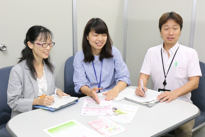 （写真左から）子ども政策課 井ノ上さん、廣瀬さん、子ども育成課 沖本さん