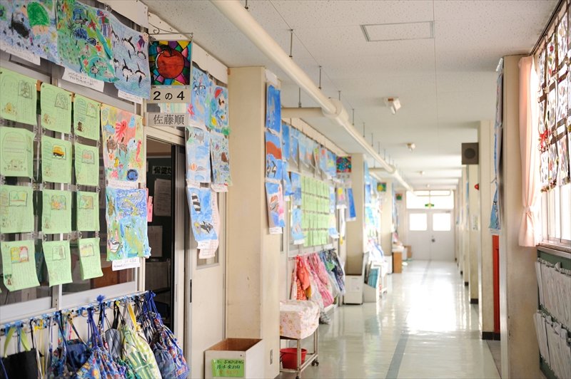廊下には子どもたちの作品が飾られている