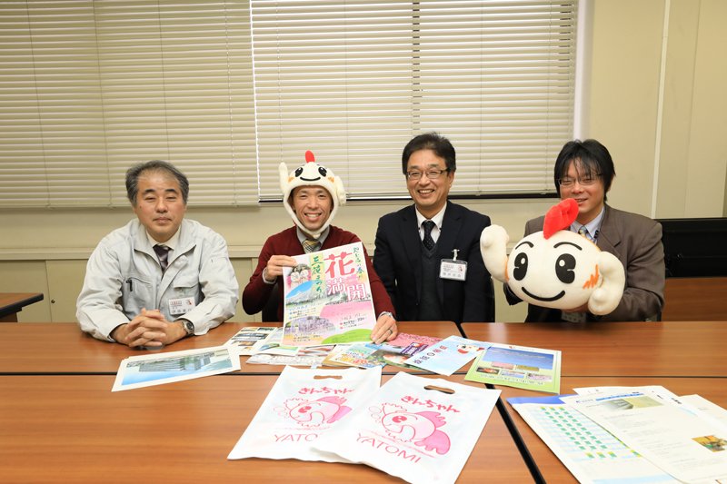 左から伊藤重行さん、梶浦智也さん、横井克典さん、岩田繁樹さん、弥富市公式キャラクター「きんちゃん」

