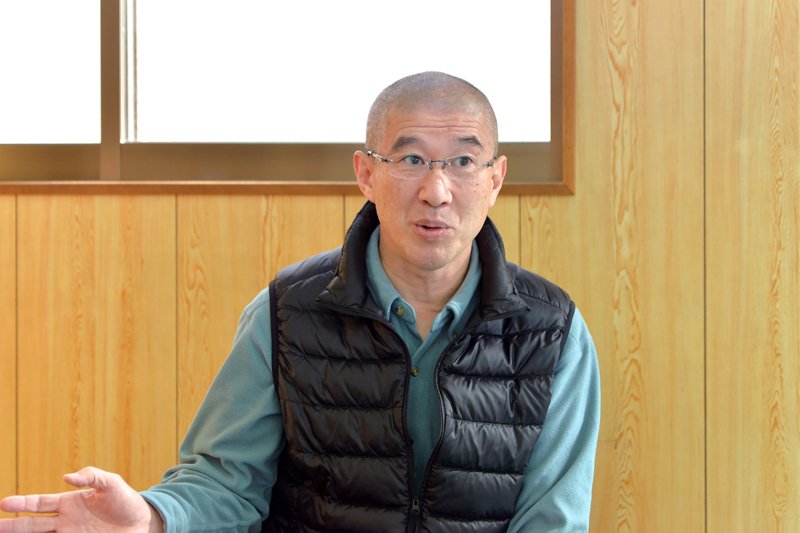 「生田道院」を管理する岩田章三さん、目の前にある「観音寺」の住職であり、少林寺拳法の師範でもある。