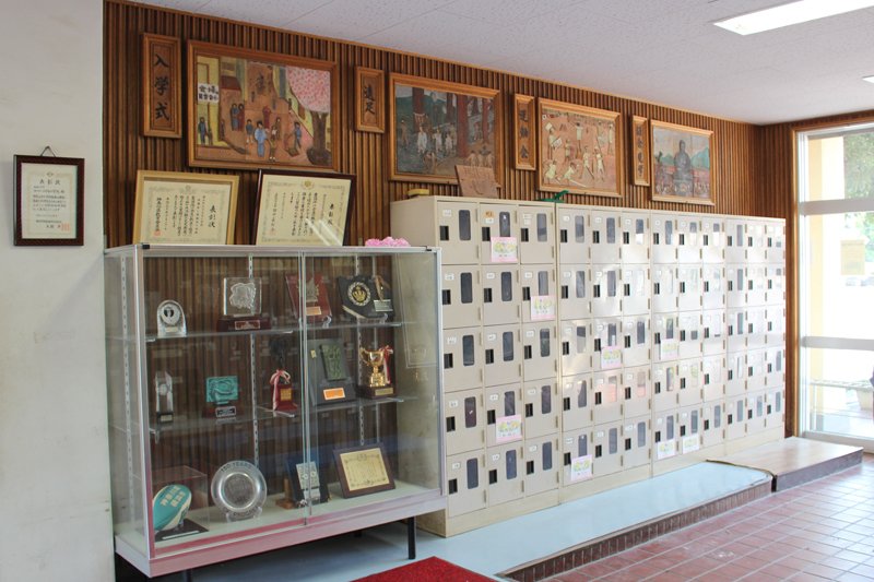 さまざまなトロフィーや賞状が飾られた職員玄関