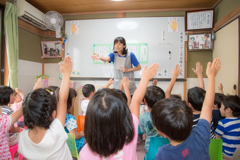 積極的に学習に参加する子どもたち