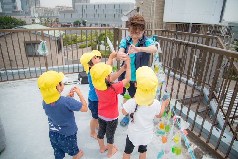 屋上で遊ぶ子どもたち