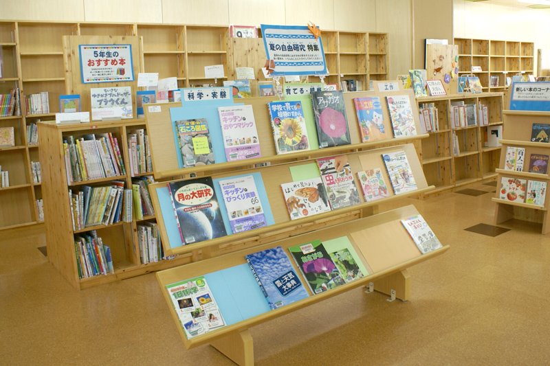 様々な本が揃う図書室