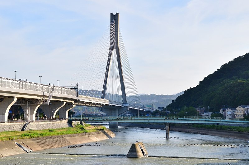 通称「ビッグハープ」と呼ばれる「新猪名川大橋」