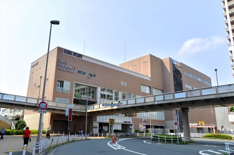 「東神奈川」駅と「仲木戸」駅、再開発ビル3棟がペデストリアンデッキで接続された。