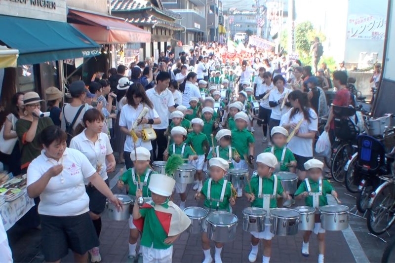「夏まつり」の際に行われる「幼稚園児パレード」の様子