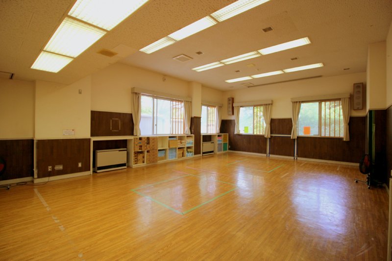 卓球やボール遊などの運動ができる1階の「集会室」