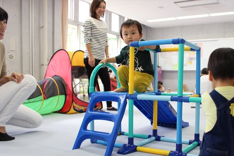 活発に動く子も、のぼったりくぐったりできる遊具で遊べる