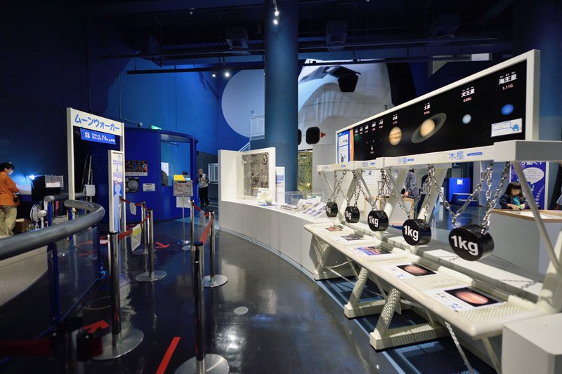 月の重力を疑似体感できる体験展示「ムーンウォーカー」がある「チャレンジの部屋」