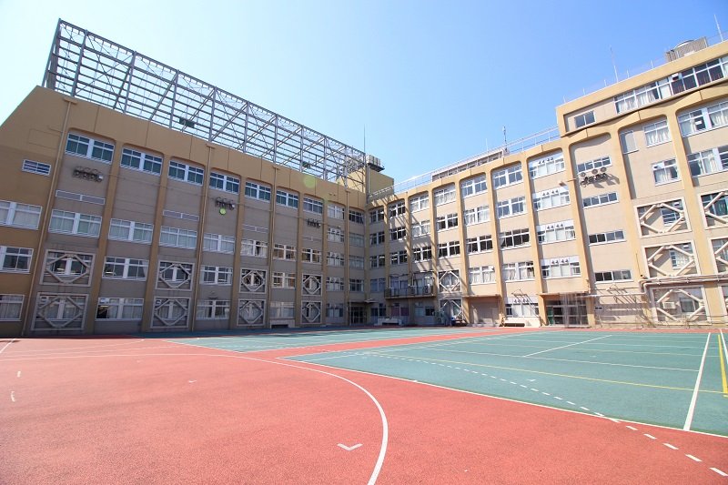 「日本橋中学校」の校庭