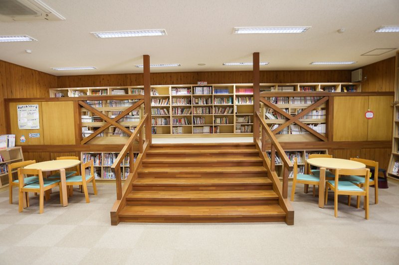 図書室。本の検索にはパソコンを使用。