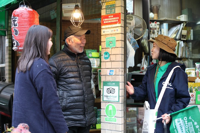 街歩きの最後に立ち寄ったお茶屋さん「矢島園」。「街歩きでいろんな人を連れてきてもらって新しいつながりも増えた。本当に感謝している。」と名物店主の矢島さん。お茶屋さんだが焼き芋が人気とのこと