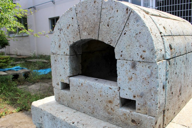 畑の向かいに作られたピザ窯