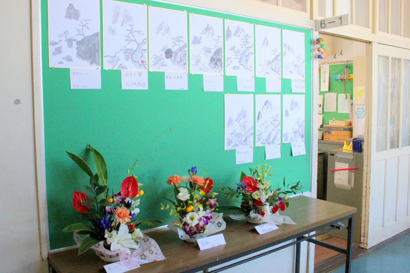 6年生が「室町文化体験」で制作した水墨画と生け花