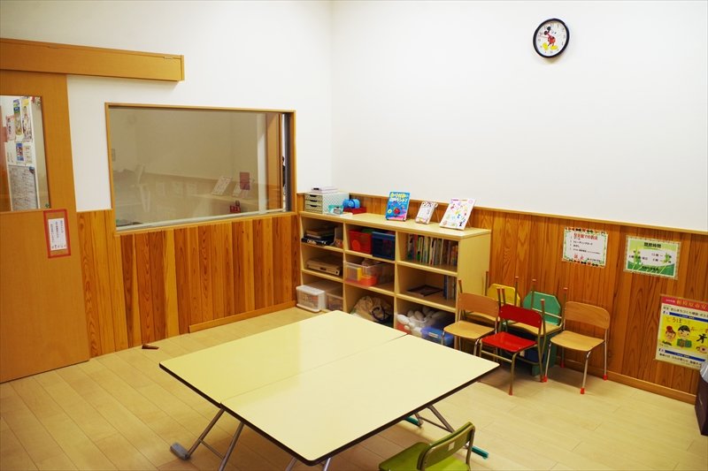 絵本を読むことや、作業のできるスペースが確保された図書室