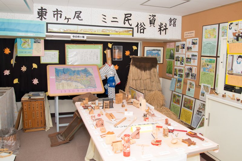 農具や玩具を展示した「ミニ民俗資料館」