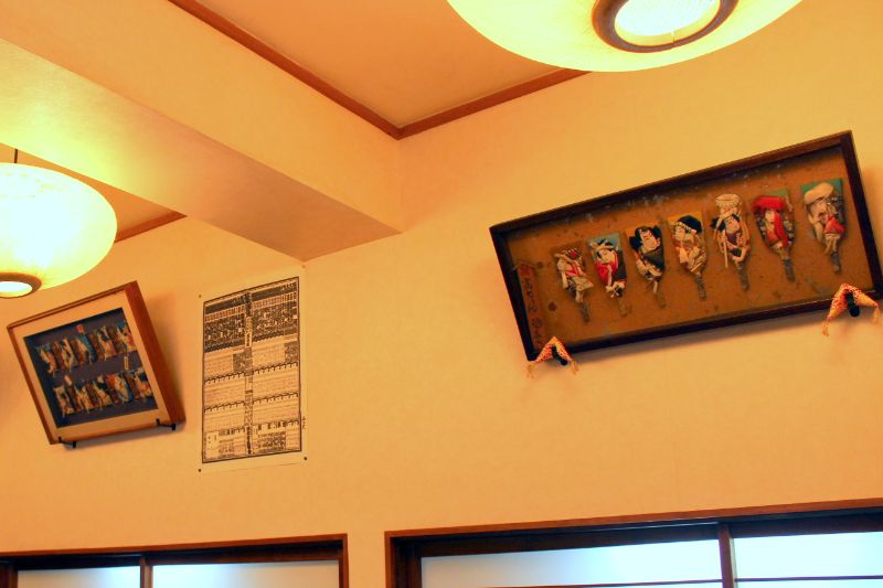 江戸の風情が感じられる、歌舞伎役者の羽子板も飾られている