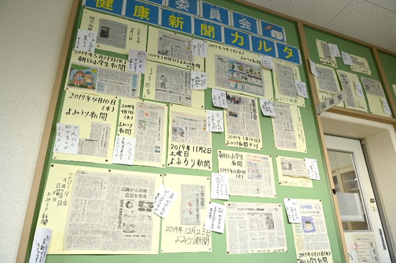 廊下には様々な種類の新聞が掲示されている