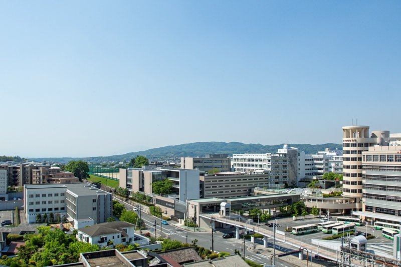 奈良・学園前キャンパスの周辺は自然が豊かで閑静な住宅街が広がる