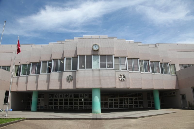 新潟大学附属新潟小学校外観。同附属中学校と建物内で隣接する