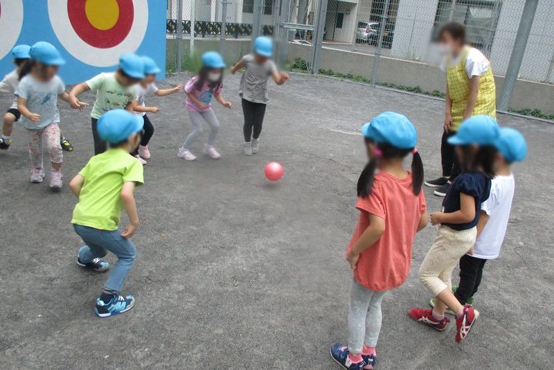 散歩中の公園でボール遊びを楽しむ子どもたち