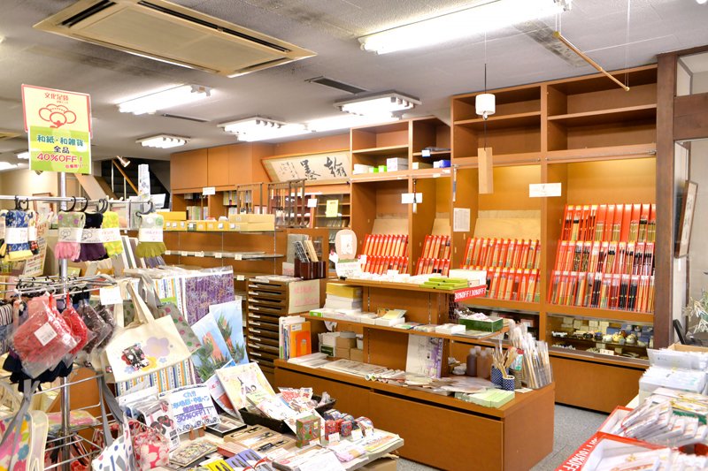 1階の「越前屋」では創業時からの商品である和紙や書道用品を扱う