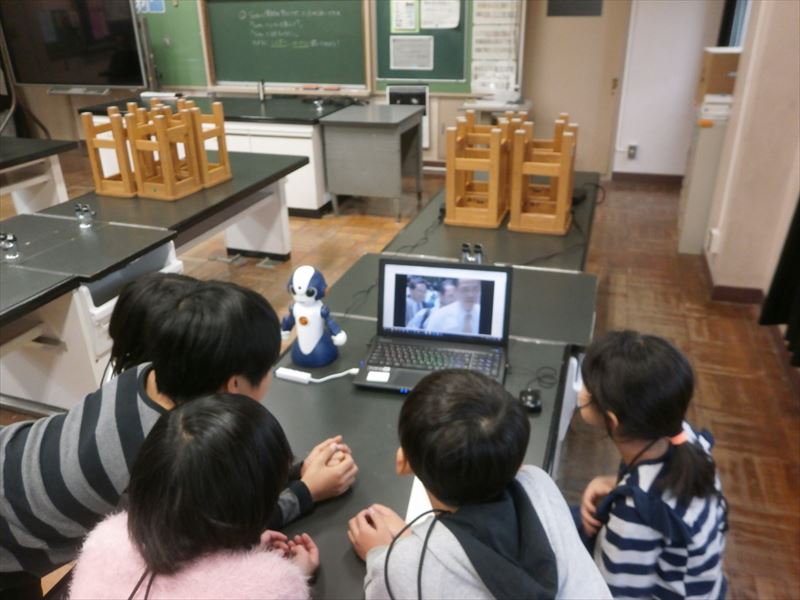 人型ロボット「Sota」を使った授業の様子（※2018年12月撮影、学校提供）