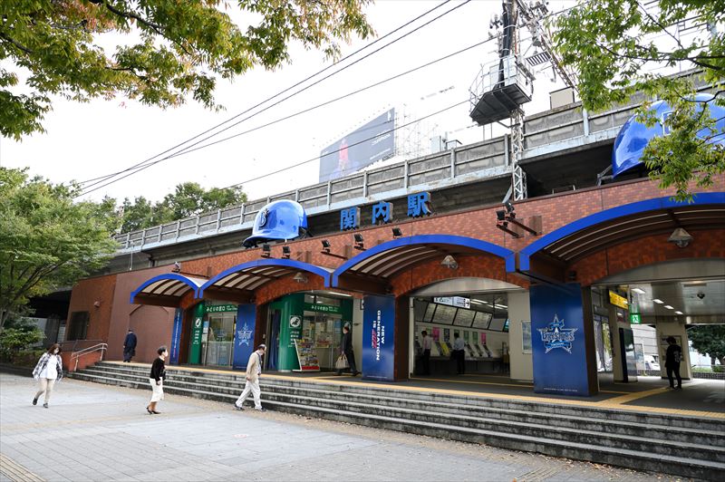 江戸時代の開港時の「関内」の通称が定着し、現在の駅名にもなっている