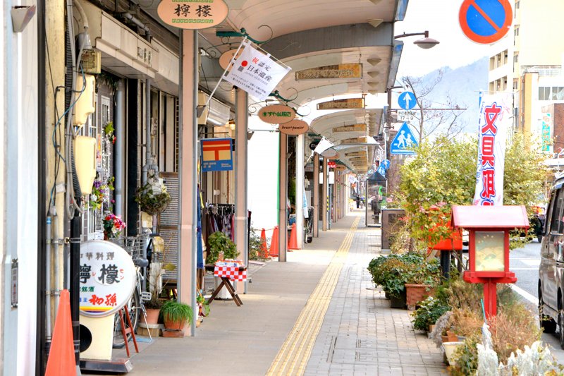 古くからの店舗も、継続した賑わいを生んでいる「海野町商店街」