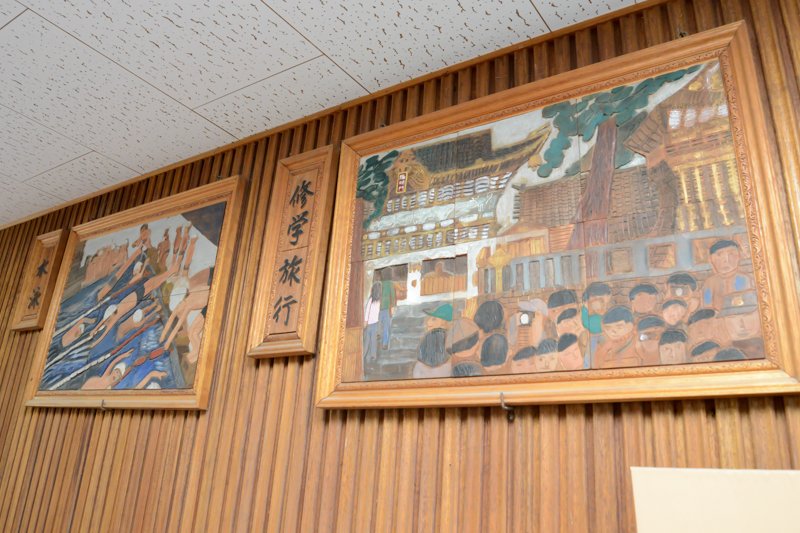 職員玄関に飾られた壁画
