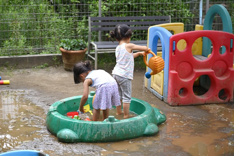 お庭で水遊びを楽しむ子どもたち