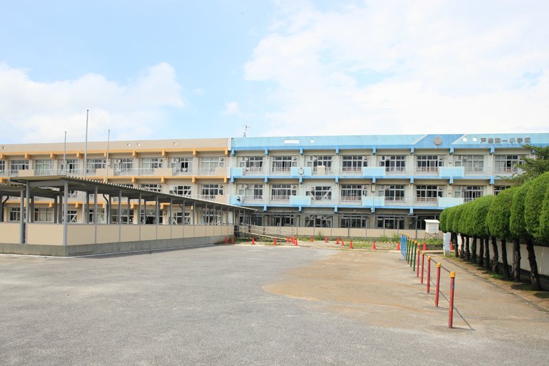 現校舎。建設中の新校舎は2024（令和6）年12月に完成予定。